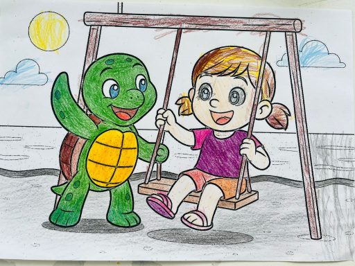 Ein Mädchen schwingt fröhlich auf einer Schaukel neben einer grünen Schildkröte.