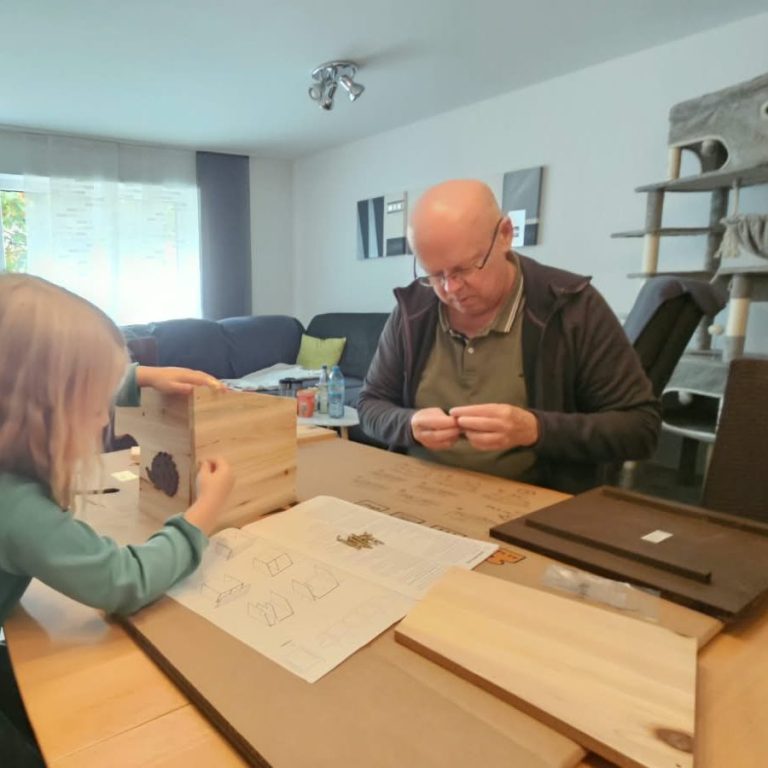 Lara und Opa bauen Igelhäuser Lara und Opa bauen Igelhäuser
